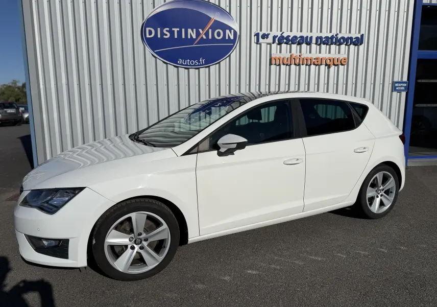SEAT Leon 1.8 TFSI blanc en vue profil côté gauche, avec jantes alliage 17 pouces et carrosserie lisse.