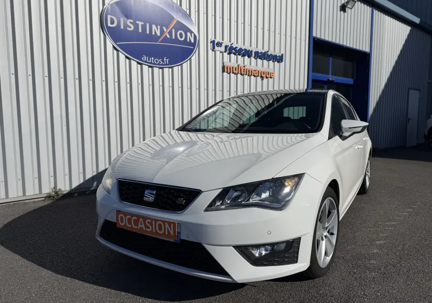 SEAT Leon 1.8 TFSI 180 FR blanc vue 3/4 avant droit, avec plaque occasion et calandre noire distinctive.