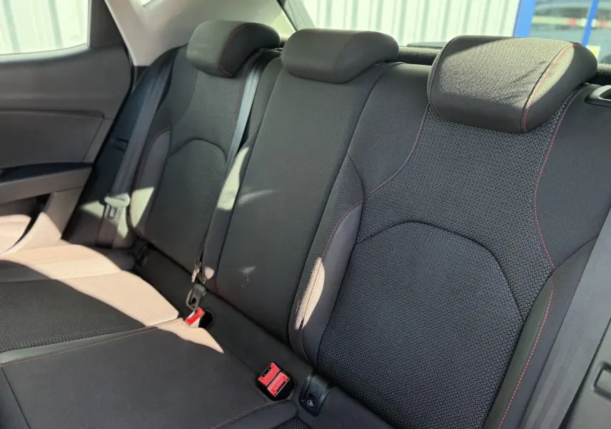 Vue rapprochée des sièges arrière noirs avec surpiqûres rouges du SEAT Leon 1.8 TFSI 180 FR de 2014.