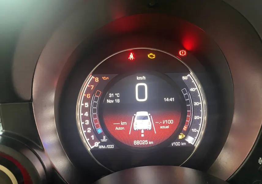 Tableau de bord numérique de l'Abarth 595 noir, affichant vitesse, température et kilométrage à 0 km/h.