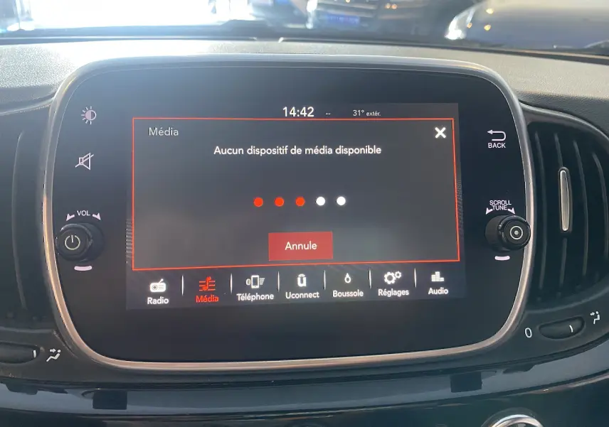 Écran tactile central du tableau de bord de l'Abarth 595 noir, affichant le menu média sans source connectée.