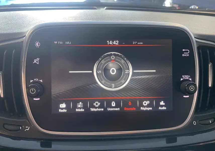 Écran tactile central du tableau de bord de l'Abarth 595 noir, affichant la boussole et les options multimédia.