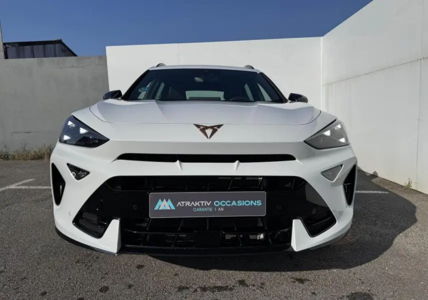 Vue avant d'une CUPRA Formentor blanc nacré avec toit noir, signature lumineuse Tri-LED et calandre noire brillante.