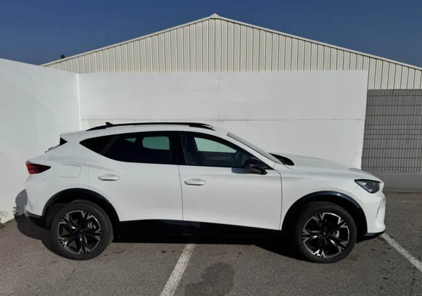 Vue de profil côté gauche d'un CUPRA Formentor blanc nacré avec toit noir et jantes alliage 18 pouces.