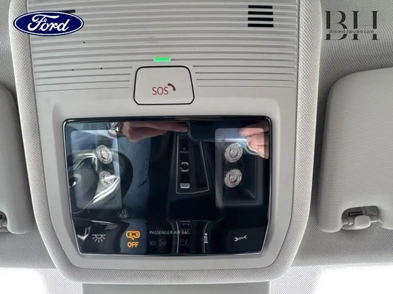 Plafonnier intérieur avec bouton SOS et éclairage LED, vue du toit d'une Volkswagen Golf gris lunaire 2023.