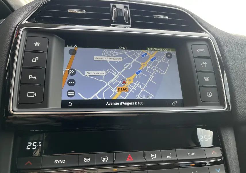 Écran central tactile du Jaguar F-PACE 240D Prestige 2018 montrant la navigation GPS avec commandes climatisation à 25,5°C.