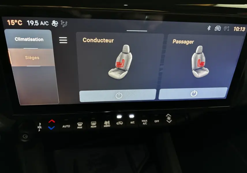 Écran tactile central de l'Alfa Romeo Junior 2024 affichant la commande des sièges chauffants conducteur et passager.