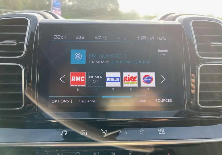 Écran tactile central du tableau de bord du Citroën C5 Aircross 2021 affichant les stations radio FM.
