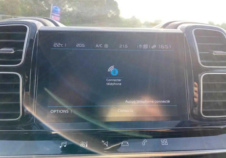 Écran tactile central du tableau de bord du Citroën C5 Aircross 2021, affichant la connexion Bluetooth.