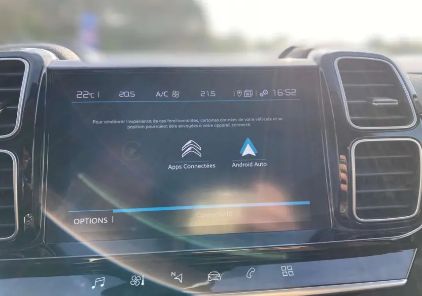 Écran tactile central du tableau de bord du Citroën C5 Aircross 2021, affichant les options connectées Android Auto.