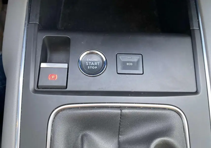 Gros plan sur la console centrale du Citroën C5 Aircross 2021 avec bouton start/stop et levier de vitesse cuir noir.