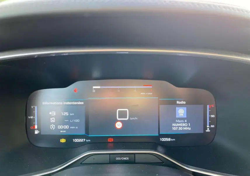 Tableau de bord numérique de Citroën C5 Aircross 2021 affichant vitesse, radio et informations instantanées.