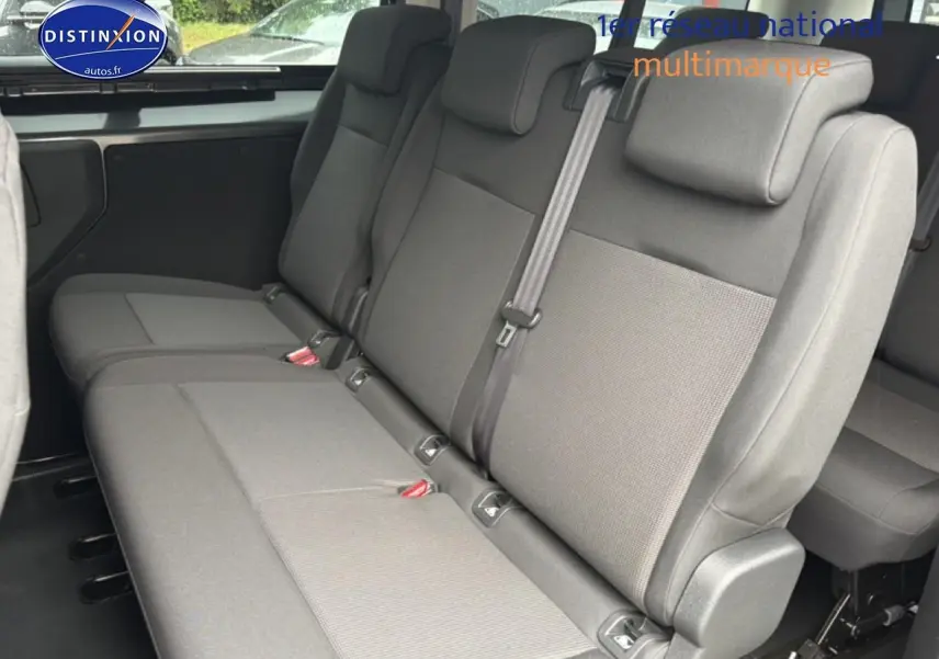 Vue intérieure sur la banquette arrière grise du Fiat Scudo Combi XL 2026 avec appuie-têtes et ceinture centrale visible.