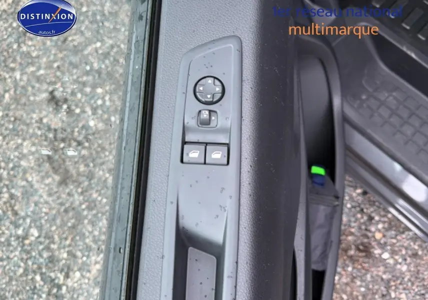 Détail des commandes des vitres électriques sur la porte côté gauche du Fiat Scudo Combi gris titane.