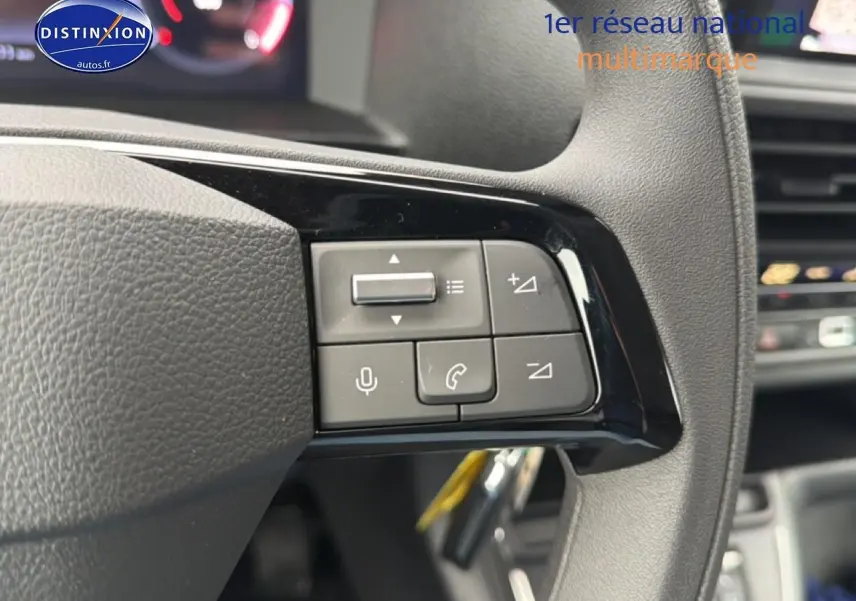 Gros plan sur les commandes audio et téléphone au volant du Fiat Scudo Combi gris titane, intérieur moderne.