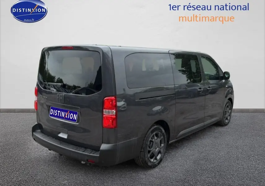 Vue 3/4 arrière droite d’un FIAT Scudo Combi gris titane avec porte latérale coulissante et vitres teintées.