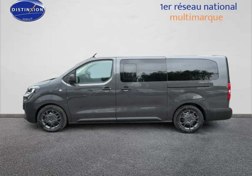 Profil droit du FIAT Scudo Combi gris titane avec porte latérale coulissante et vitres arrière teintées.