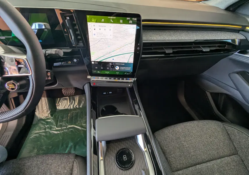 Vue intérieure côté conducteur du Renault Austral E-Tech 200 avec écran tactile vertical et sellerie tissu gris nuancé.