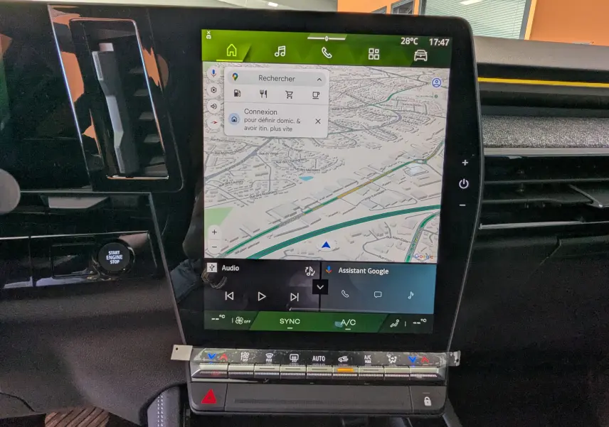 Écran tactile central 12 pouces du Renault Austral E-Tech 200 blanc nacré, affichant la navigation GPS.