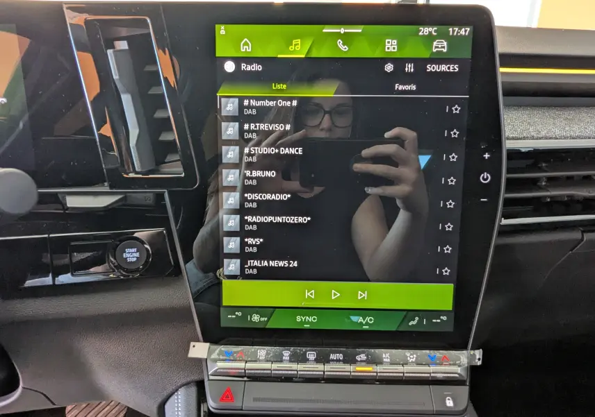 Vue rapprochée de l’écran tactile central du tableau de bord du Renault Austral E-Tech 200 Esprit Techno, affichant la radio DAB.
