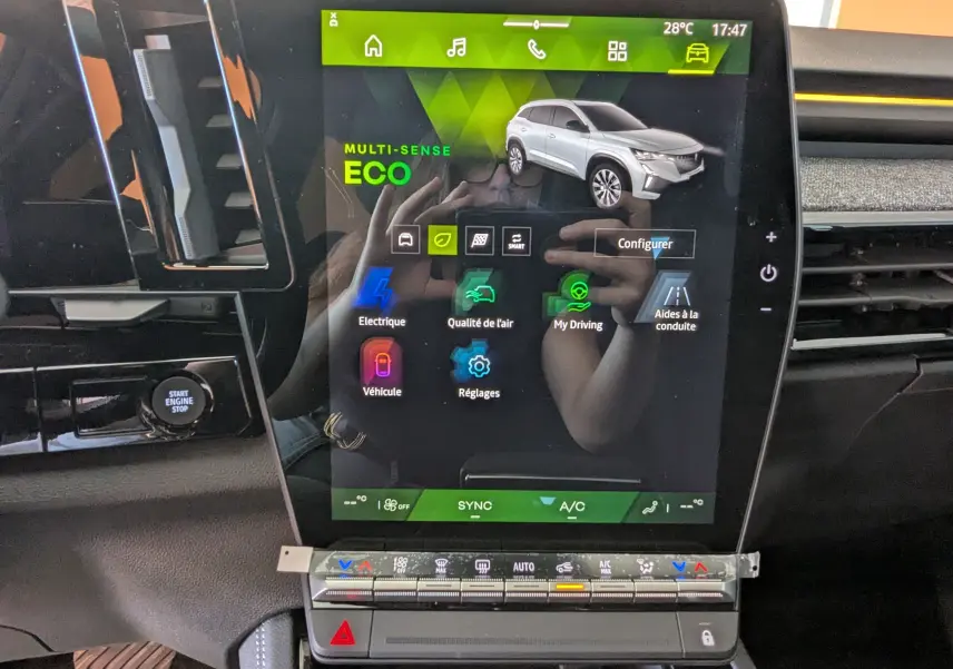 Écran tactile central du tableau de bord du Renault Austral blanc nacré, affichant le mode Eco et les options de conduite.