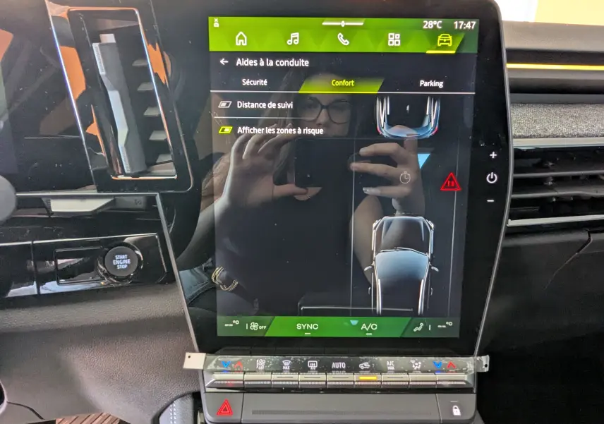 Écran tactile central vertical du Renault Austral E-Tech 200 blanc nacré, avec commandes climatisation et démarrage.