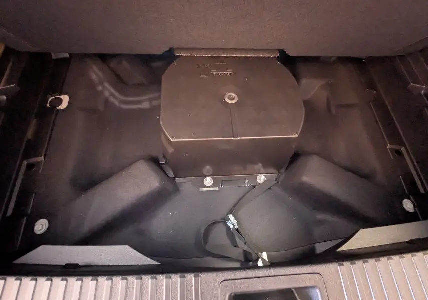 Vue intérieure du coffre du Renault Austral E-TECH 200, montrant le compartiment sous plancher avec module noir central.