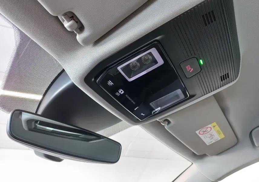 Vue intérieure du plafonnier avec commandes d’éclairage et bouton SOS dans une SEAT LEON 2025.