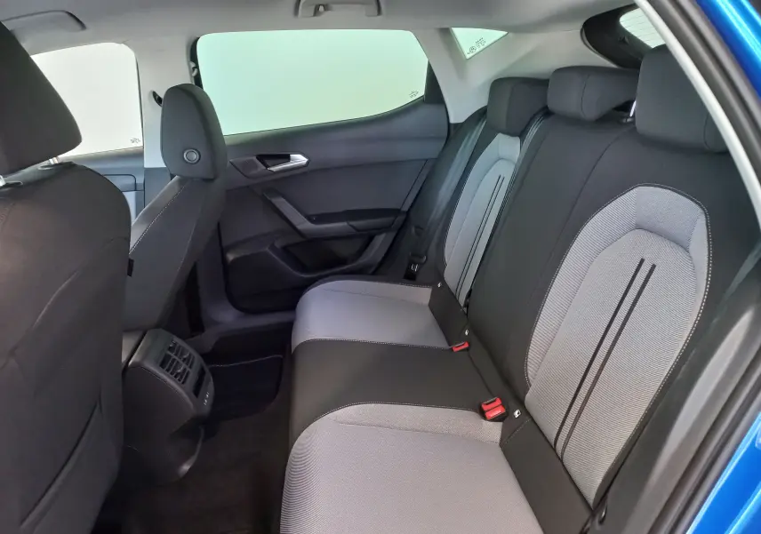 Vue intérieure arrière côté droit du SEAT LEON 1.5 eTSI 115 DSG7 Copa avec sièges bicolores gris et noir.