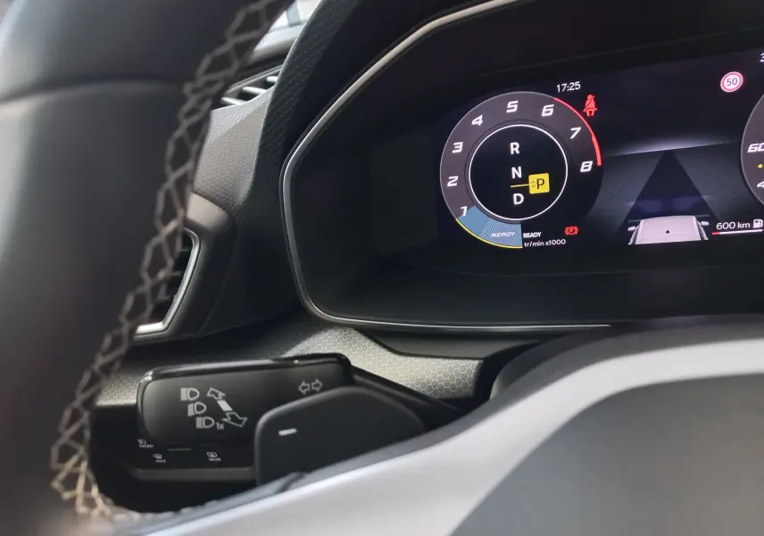 Gros plan sur le tableau de bord numérique du SEAT LEON 1.5 eTSI 115 DSG7 COPA 2025, affichage mode parking.
