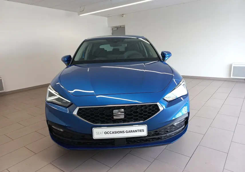 Vue frontale d'une SEAT Leon 1.5 eTSI 115 DSG7 Copa en bleu saphir, avec calandre hexagonale et phares LED anguleux.