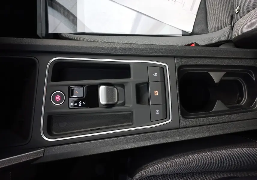 Vue rapprochée de la console centrale du SEAT LEON 1.5 eTSI 115 DSG7, avec sélecteur de boîte automatique et bouton start/stop.