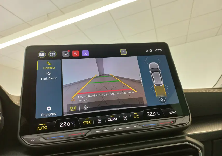 Écran central tactile du SEAT LEON 2025 montrant la caméra de recul et l'assistance au stationnement.