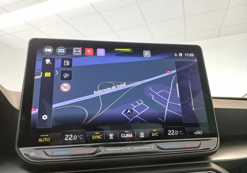 Écran central tactile de navigation 12,9 pouces dans un SEAT Leon 2025, affichant une carte routière en intérieur.