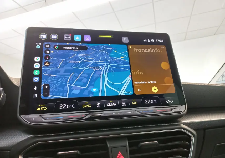 Écran central tactile 12,9'' du SEAT LEON 1.5 eTSI 115 DSG7 COPA, affichant navigation et radio, intérieur moderne.