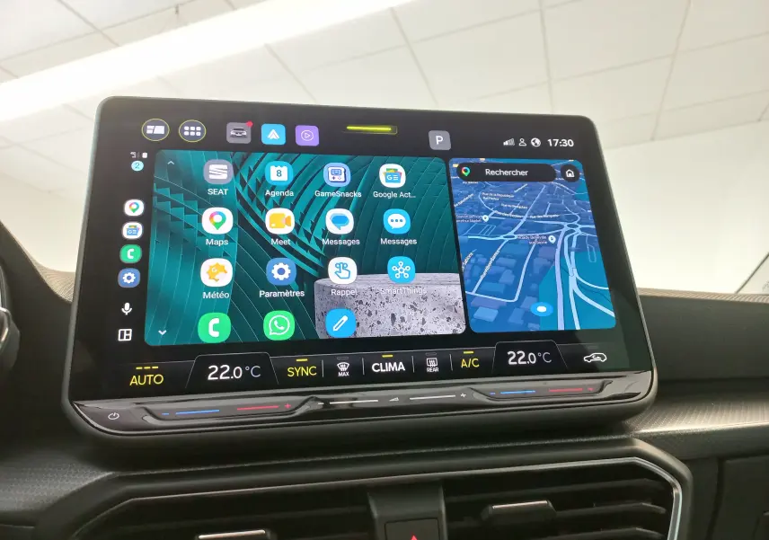 Écran tactile central 12,9 pouces du SEAT LEON 1.5 eTSI 115 DSG7 COPA affichant navigation et applications.