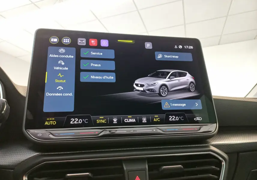 Écran central tactile affichant le menu de statut du véhicule SEAT LEON avec une illustration grise en 3D en vue latérale.