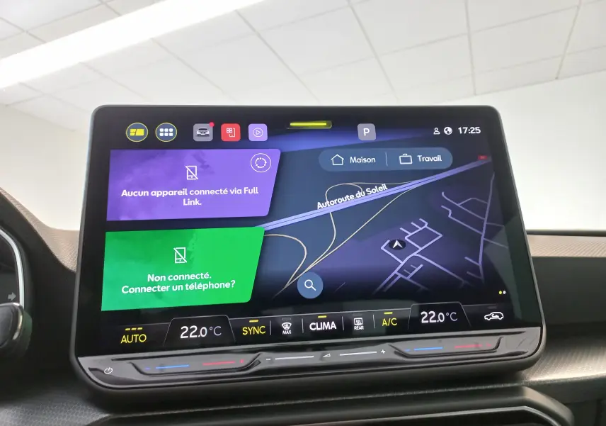 Écran tactile central 12,9'' du SEAT Leon 2025 affichant la navigation et les commandes climatiques.