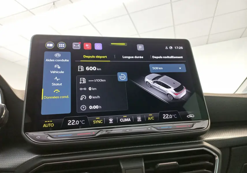 Écran tactile central de la SEAT LEON 2025 affichant les données de conduite et la température intérieure à 22°C.