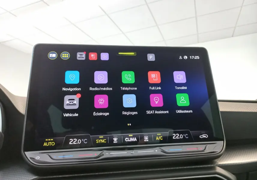 Écran tactile central 12,9'' du SEAT Leon 2025 affichant les menus de navigation, téléphone et réglages climatiques.