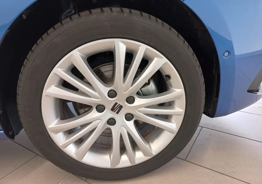 Gros plan sur la roue avant droite de la SEAT LEON Bleu Saphir, mettant en valeur la jante alliage argentée.