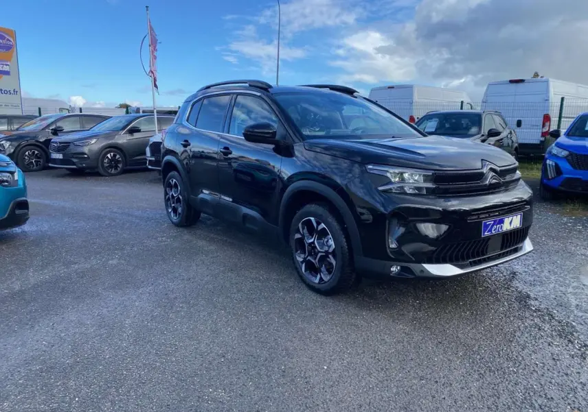 Citroën C5 Aircross noir perla en 3/4 avant droit, avec jantes alliage 18'' bi-ton et sabots aluminium visibles.