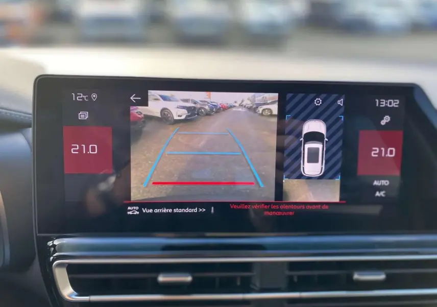 Écran tactile intérieur montrant la caméra de recul et l'aide au stationnement du Citroën C5 Aircross noir Perla.