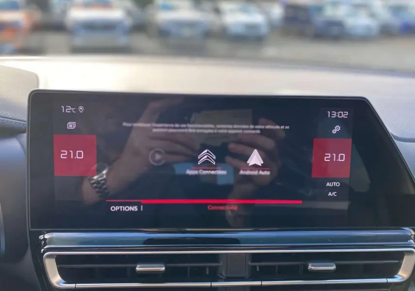 Écran tactile central du tableau de bord du Citroën C5 Aircross 2025 affichant la connectivité Apple CarPlay et Android Auto.
