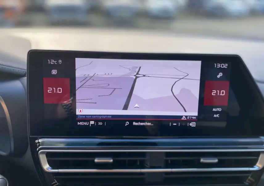 Écran tactile 10 pouces du système de navigation du Citroën C5 Aircross 2025 avec affichage de la carte et climatisation à 21°C.