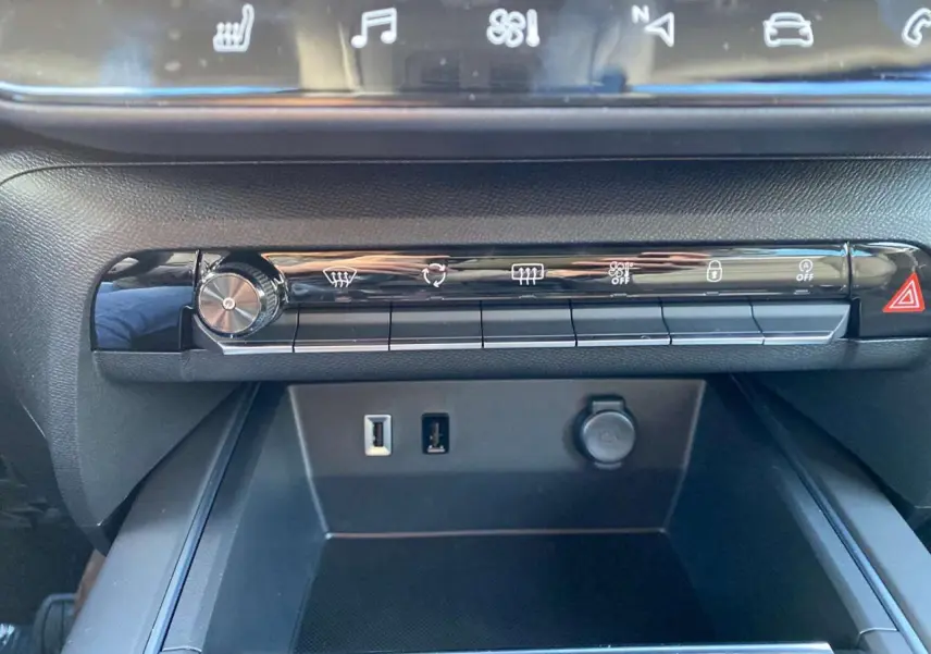 Gros plan sur la console centrale du Citroën C5 Aircross noir Perla 2025 avec commandes de climatisation et ports USB visibles