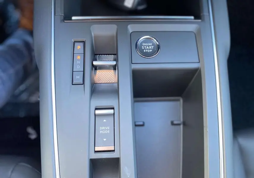 Gros plan sur la console centrale du Citroën C5 Aircross 2025 avec bouton Engine Start et commandes de boîte auto.