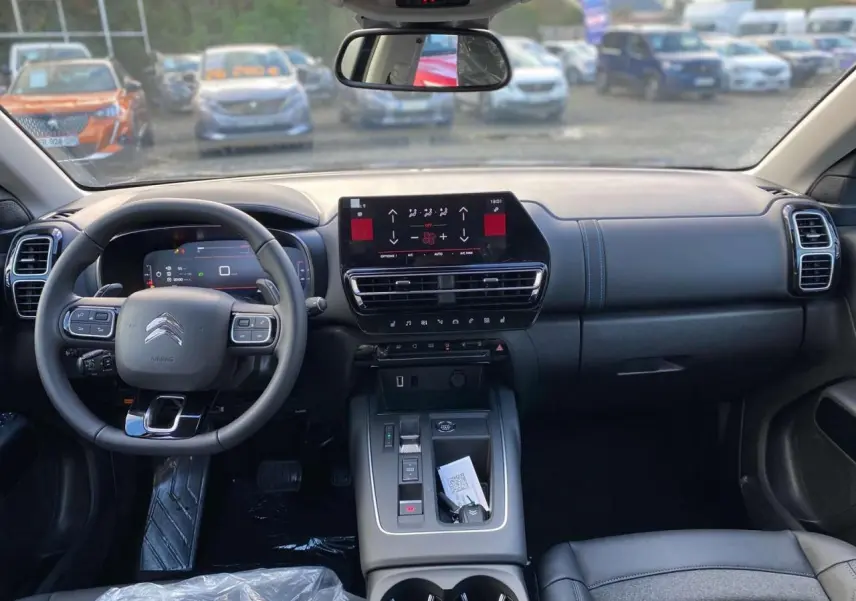 Vue intérieure avant du Citroën C5 Aircross 2025 avec tableau de bord moderne et écran tactile central.