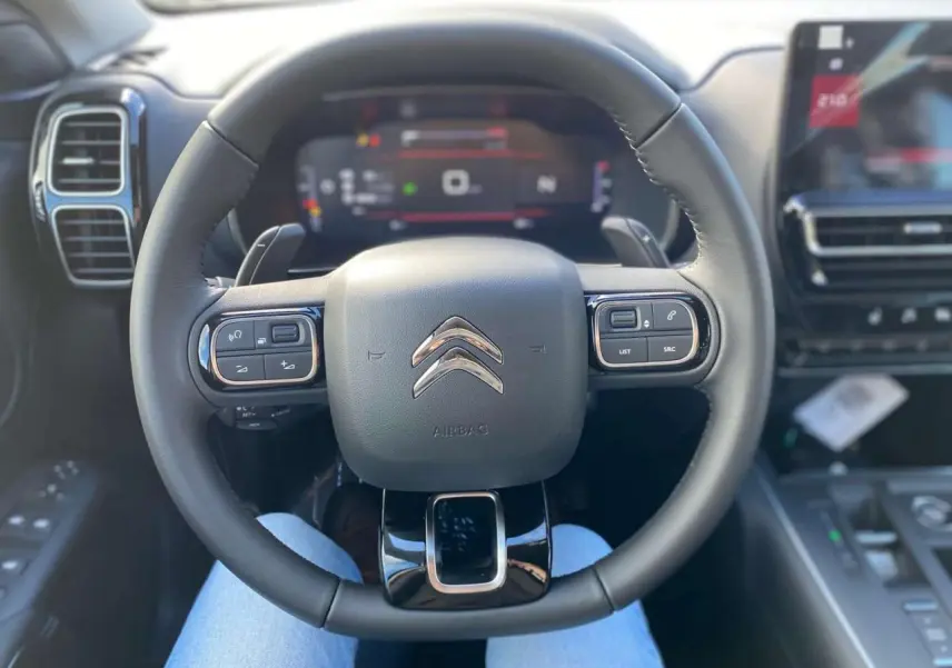 Vue centrée sur le volant Citroën C5 Aircross 2025, avec commandes intégrées et tableau de bord numérique.