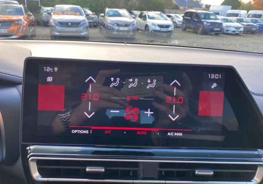 Écran tactile de climatisation bi-zone du Citroën C5 Aircross 2025 affichant 21°C en mode automatique.